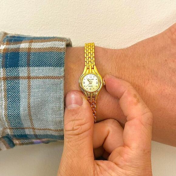 Y2K Gold Quartz Watch with Linked Band & Round Dial Unisex 8.5" New - Picture 4 of 5